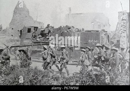 Les soldats britanniques en mars un village dans le Nord de la France au début de la première guerre mondiale Banque D'Images