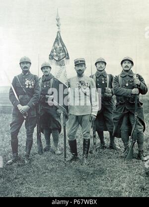 Lt colonel Rollet détient une bannière de la Légion étrangère pendant la Première Guerre mondiale Banque D'Images