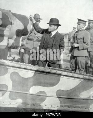 Le Secrétaire de la guerre visite un canon camouflé en France dans la première guerre mondiale. Diehl Newton Baker, Jr., (3 décembre 1871 - 25 décembre 1937) était un homme politique américain, qui appartenait au Parti démocratique. Il a été le 37e maire de Cleveland, Ohio de 1912 à 1915 et comme secrétaire américain de la guerre de 1916 à 1921. Banque D'Images