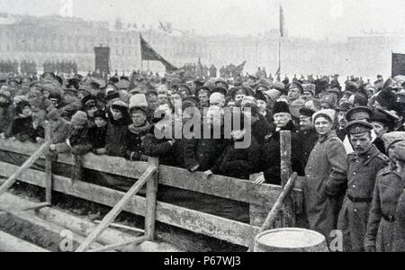 Prince Georgy Lvov, premier ministre de la Russie, du 15 mars au 21 juillet 1917 avec Pavel Milioukov (Milioukov) en charge de la politique étrangère dans le gouvernement provisoire russe avec la foule lors d'un grand enterrement à Saint-Pétersbourg, 1917 Banque D'Images