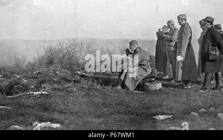 Pierre I (29 juin 1844 - 16 août 1921), fut le dernier roi de Serbie. Montré l'examen des positions des troupes dans une guerre mondiale. Banque D'Images