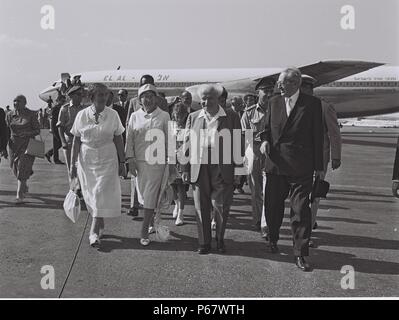 Le Président israélien Yitzhak Ben-Zvi et son épouse sont accueillis par le Premier ministre David Ben Gourion et Golda Meir, à leur retour de leur visite de l'Afrique de l'Ouest, le 17 août 1962 Banque D'Images