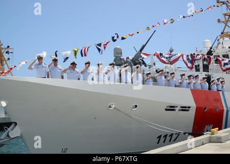 L'équipage de la U.S. Coast Guard Cutter Donald Horsley salue comme le navire est amené à la vie au cours de sa mise en service à la Garde côtière canadienne Le Secteur de San Juan, Puerto Rico le 20 mai 2016. Le Donald Horsley est le 17ème de la Garde côtière canadienne de la classe sentinelle cutter réponse rapide et le cinquième de son genre à être homeported à San Juan, Porto Rico. (U.S. Photo de la Garde côtière par Ricardo Castrodad) Banque D'Images