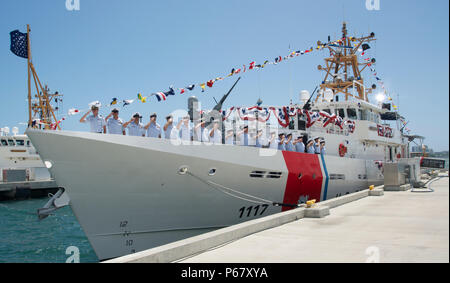 L'équipage de la U.S. Coast Guard Cutter Donald Horsley salue comme le navire est amené à la vie au cours de sa mise en service à la Garde côtière canadienne Le Secteur de San Juan, Puerto Rico le 20 mai 2016. Le Donald Horsley est le 17ème de la Garde côtière canadienne de la classe sentinelle cutter réponse rapide et le cinquième de son genre à être homeported à San Juan, Porto Rico. (U.S. Photo de la Garde côtière par Ricardo Castrodad) Banque D'Images