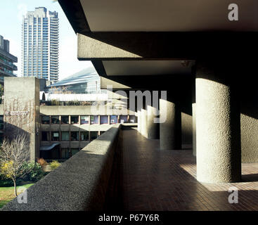 Offres et demandes de Barbican, Londres. Vue vers le centre des arts de l'estrade, en-dessous de chambre. Banque D'Images