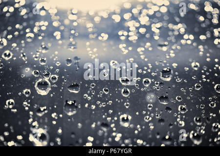 Close up of gouttes de pluie sur une fenêtre de protection avec bokeh sur le dessus Banque D'Images