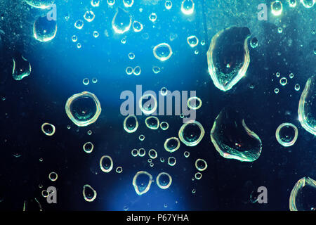 Close up of gouttes de pluie sur une fenêtre comme irfilled bulles sous l'eau Banque D'Images