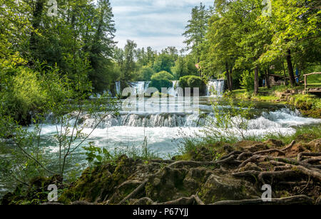 Vue sur les chutes d'eau à un parc de Rastoke, Croatie. Banque D'Images