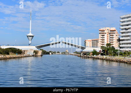 Approche de l'Estacio bridge de la mer qui commence à ouvrir, La Manga, San Javier, Espagne Banque D'Images