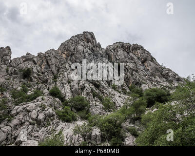 Montagnes Rocheuses sous un ciel couvert au parc national de Paklenica in, Croatie. Banque D'Images