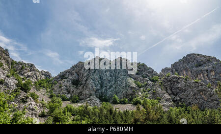 Montagnes Rocheuses sous un ciel bleu clair au parc national de Paklenica in, Croatie. Banque D'Images