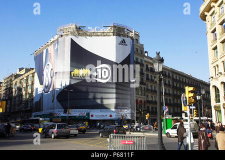 Panneau d'affichage large couvrant un bâtiment en rénovation, la Rambla, Barcelone, Espagne Banque D'Images