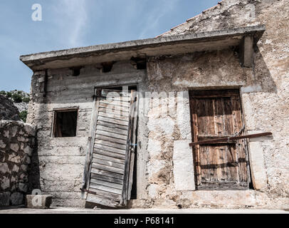 Une cabane délabrée sert de maison de vacances dans cette petite ville près de Parc national de Paklenica, Croatie. Banque D'Images