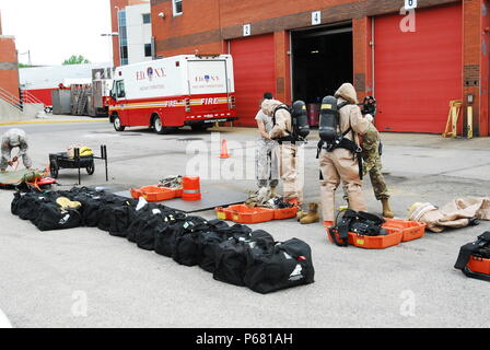 Les membres de la 59e d'armes chimiques, biologiques, radiologiques et nucléaires (CBRN), l'entreprise de reconnaissance pour leur soutien la formation avec le service d'incendie de New York à New York le 18 mai. Dans le cadre de la formation, l'unité est passée par une série d'exercices de familiarisation au New York Fire Department de la Division de la formation, qui a une réplique exacte d'une partie de la New York City subway. Banque D'Images