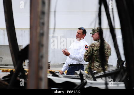 Le chef Ed Bergamini, un chef de bataillon pour le New York City Fire Department, et le Capitaine Derek I. Burke, commandant de la 59e d'armes chimiques, biologiques, radiologiques, nucléaires, l'entreprise de discuter des avantages de la Reconnaissance Soutien La formation avec le FDNY du 16 au 20 mai. Dans le cadre de la formation, l'unité est passée par une série d'exercices de familiarisation à la Division Formation FDNY's, qui a une réplique exacte d'une partie de la New York City subway. Banque D'Images