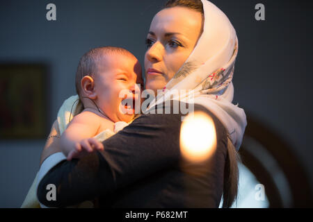 Biélorussie, Minsk, 25 mars. En 2018. Le Prudhkovsky Church.Le Bélarus, la ville de Gomel, Monastère de Saint Nicolas le 23 juillet 2017..Baptême de l'enfant dans l'enfant. Banque D'Images