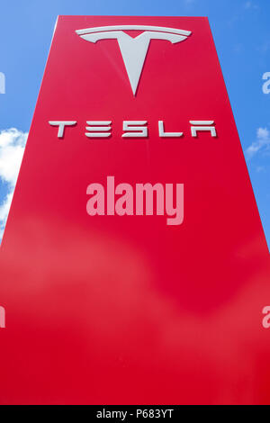 Concessionnaire Tesla sign against blue sky Banque D'Images