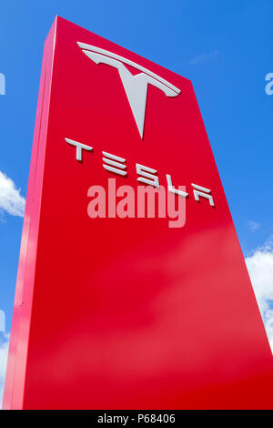 Concessionnaire Tesla sign against blue sky Banque D'Images