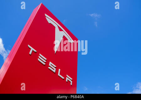 Concessionnaire Tesla sign against blue sky Banque D'Images