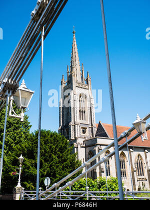 Marlow bridge pont suspendu, à travers Tamise conçu par William Tierney Clark, avec l'église All Saints, Marlow, Buckinghamshire, Angleterre, Royaume-Uni, Banque D'Images