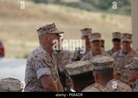 MARINE CORPS BASE CAMP PENDLETON, en Californie - Le commandant de la Marine Corps, le général Robert Neller, parle avec les Marines du 1er Bataillon, 4e Régiment de Marines à Camp Pendleton, 24 mai 2016. L'objectif principal de cette visite était de mettre à jour les Marines sur ce qui se passe autour du corps et de répondre aux questions qu'ils avaient. "Il montre vraiment beaucoup quand quelqu'un avec cette haute d'un rang au sort", a déclaré Lance Cpl. Robert Westbrook, un carabinier avec l'entreprise C, 1e Bn., 4ème Marines et natif de Phoenix. "Il a vraiment pris le temps de venir ici, nous former et nous parler et répondre aux questions tha Banque D'Images