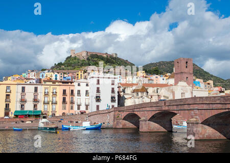 Vue sur le village de Bosa et Temo, Sardaigne, Italie Banque D'Images