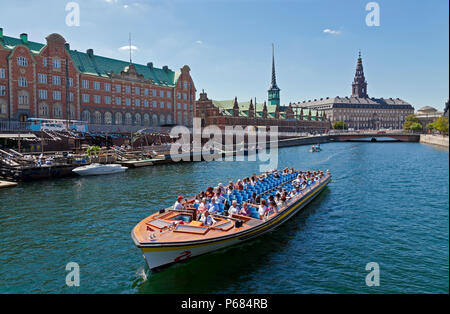 Bateau de croisière Canal Canal de Slotsholm à Copenhague.château de Christiansborg, le Parlement, l'ancienne bourse et café à quai et location de kayak. Banque D'Images