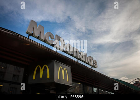 BELGRADE, SERBIE - 17 juin 2018 : Mc Donald's logo avec son célèbre M en face d'un un de leur hamburger de restauration rapide du centre de Belgr Banque D'Images