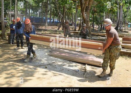 160503-N-UB336-149 Palawan, Philippines (3 mai 2016) - Builder Constructionman Clunan Matthieu (droite) affectés à la construction navale (bataillon Mobile NMCB) 4 et un ingénieur de l'Armée des Philippines déplacer la colonne pré-fabriqué au cours de formes d'un projet de construction à Palawan, Philippines, le 3 mai. Le dét. est la construction d'une salle de classe de deux pièces pour le Tacras l'école primaire à bâtir le moral des élèves et de donner à l'école plus d'espace pour l'enseignement. (U.S. Photo par Marine électricien de construction Constructionman Samantha Leal/libérés) Banque D'Images