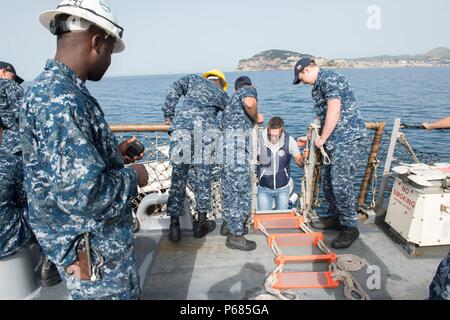 160527-N-TC720-150 GAETA, Italie (27 mai 2016) un pilote italien vient à bord de l'USS Donald Cook (DDG 75) pour aider le navire tirer dans Gaeta, Italie, pour un service au port 27 mai 2016. Donald Cook, une classe Arleigh Burke destroyer lance-missiles déployés avant, à Rota, Espagne effectue une patrouille de routine dans le domaine de la flotte des États-Unis 6e des opérations à l'appui des intérêts de sécurité nationale des États-Unis en Europe. (U.S. Photo par marine Spécialiste de la communication de masse 2e classe Mat Murch/libérés) Banque D'Images