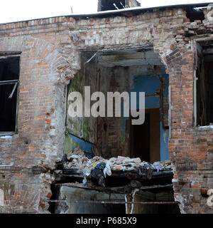 Fragment d'un bâtiment de deux étages abandonnés après les opérations militaires à Donetsk . Banque D'Images