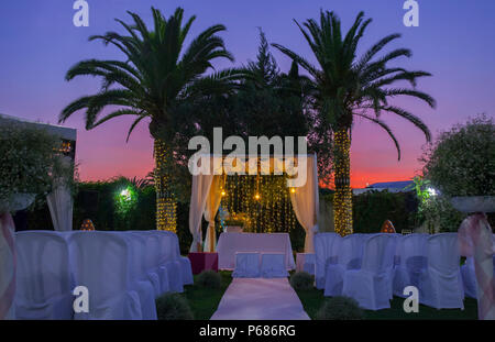 Tapis blanc et des chaises pour un mariage en plein air. Contexte Twilight Banque D'Images