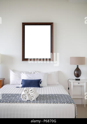Chambre à coucher moderne avec sol en bois blanc Vintage Cadre sur le mur blanc Fond intérieur Banque D'Images