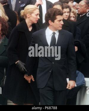 John Kennedy Jr & Carolyn Bessette (femme) 1998 Photo par John Barrett-PHOTOlink.net MediaPunch / Banque D'Images