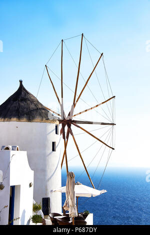 Beau paysage classique avec des bâtiments blancs vintage et moulins à vent à Oia sur l'île de Santorin, Grèce par journée ensoleillée Banque D'Images