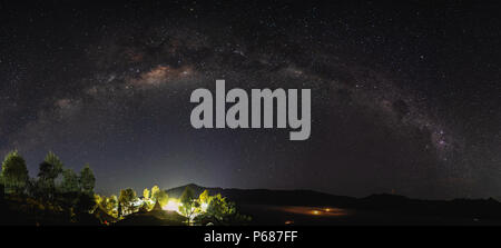 Voie lactée panoramique et ciel étoilé de nuit dans le Parc National Semeru, Indonésie Banque D'Images