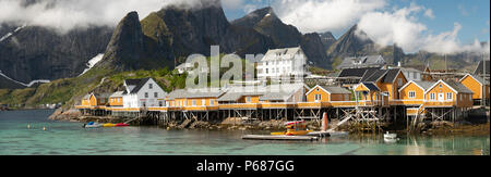 Village de pêcheurs de reine, les îles Lofoten, Norvège. Banque D'Images