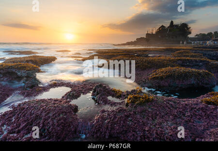 Seascape dans coucher de soleil au temple de Tanah Lot à Bali, Indonésie. Célèbre attraction touristique et destination de voyage Banque D'Images