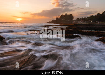 Seascape dans coucher de soleil au temple de Tanah Lot à Bali, Indonésie. Célèbre attraction touristique et destination de voyage Banque D'Images