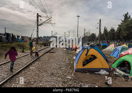 Réfugiés dans des tentes à côté des voies de chemin de fer dans un camp de fortune à la gare de l'Greek-Macedonian frontière près du village grec de Idomeni. Banque D'Images