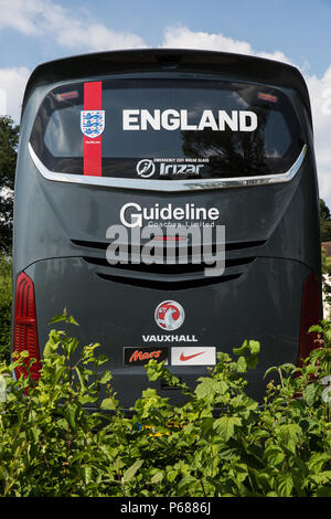 Englefield Green, Royaume-Uni. 28 juin 2018. Un entraîneur de football association stationné à Windsor Great Park utilisé pour transporter l'équipe d'Angleterre. L'équipe d'Angleterre est prévue pour jouer contre la Belgique dans la région de Kaliningrad dans le 2018 FIFA World Cup ce soir. Credit : Mark Kerrison/Alamy Live News Banque D'Images