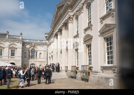 Cambridge, Angleterre. 28 juin 2018. La famille et les amis de finissants aux Gonville et Caius College, Université de Cambridge, Angleterre, célébrer avec les nouveaux diplômés qualifiés dans les motifs de sénat Chambre après le degré/Cérémonie de remise des diplômes dans le bâtiment principal. Crédit : Michael Foley/Alamy Live News Banque D'Images