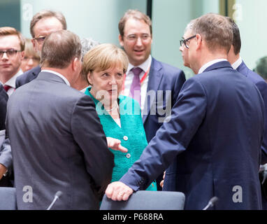 Bruxelles, Belgique. 28 Juin, 2018. La chancelière allemande Angela Merkel (C) des entretiens avec les dirigeants européens à la première journée d'un sommet à Bruxelles, Belgique, le 28 juin 2018. Crédit : Monass/Xinhua/Alamy Live News Banque D'Images