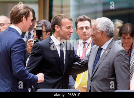 Bruxelles, Belgique. 28 Juin, 2018. Le Chancelier autrichien Sebastian Kurz (L), le président français Emmanuel Macron (C) et le Premier ministre portugais Antonio Costa (R) parler au premier jour d'un sommet à Bruxelles, Belgique, le 28 juin 2018. Crédit : Monass/Xinhua/Alamy Live News Banque D'Images