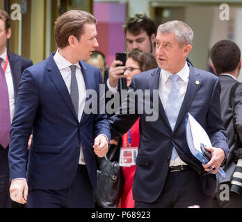 Bruxelles, Belgique. 28 Juin, 2018. Le Chancelier autrichien Sebastian Kurz (L) et le premier ministre de la République tchèque Andrej Babis (R) parler au premier jour d'un sommet à Bruxelles, Belgique, le 28 juin 2018. Crédit : Monass/Xinhua/Alamy Live News Banque D'Images