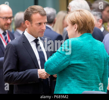 Bruxelles, Belgique. 28 Juin, 2018. Le président français, Emmanuel Macron (L) et la Chancelière allemande, Angela Merkel, parler au premier jour d'un sommet à Bruxelles, Belgique, le 28 juin 2018. Crédit : Monass/Xinhua/Alamy Live News Banque D'Images