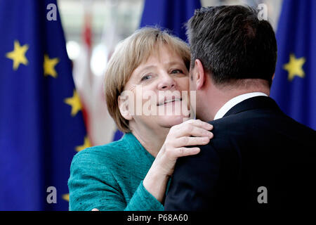 Bruxelles, Belgique Le Jun. 28, 2018.La chancelière allemande Angela Merkel et le Premier Ministre du Luxembourg Xavier Bettel arrivent pour un sommet du Conseil européen. Banque D'Images