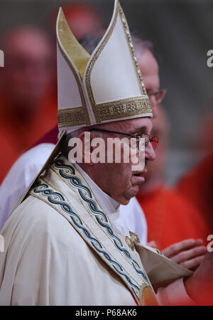 La cité du Vatican. 28 Juin, 2018. (Saint-siège) LE PAPE FRANÇOIS . créer 14 nouveaux cardinaux de l'Iraq, du Pakistan, de l'Italie, la Pologne, le Pérou, le Japon, Madagascar et plusieurs officiels du Vatican. Les 11 nouveaux cardinaux âgés de moins de 80 ans, seront des participants actifs dans un futur Conclave. La cérémonie a été dans la Basilique Saint-Pierre au Vatican : Evandro Inetti de crédit/ZUMA/Alamy Fil Live News Banque D'Images