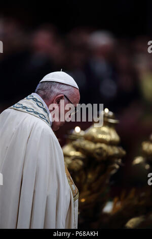 La cité du Vatican. 28 Juin, 2018. (Saint-siège) LE PAPE FRANÇOIS . créer 14 nouveaux cardinaux de l'Iraq, du Pakistan, de l'Italie, la Pologne, le Pérou, le Japon, Madagascar et plusieurs officiels du Vatican. Les 11 nouveaux cardinaux âgés de moins de 80 ans, seront des participants actifs dans un futur Conclave. La cérémonie a été dans la Basilique Saint-Pierre au Vatican : Evandro Inetti de crédit/ZUMA/Alamy Fil Live News Banque D'Images