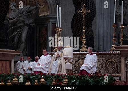 La cité du Vatican. 28 Juin, 2018. (Saint-siège) LE PAPE FRANÇOIS . créer 14 nouveaux cardinaux de l'Iraq, du Pakistan, de l'Italie, la Pologne, le Pérou, le Japon, Madagascar et plusieurs officiels du Vatican. Les 11 nouveaux cardinaux âgés de moins de 80 ans, seront des participants actifs dans un futur Conclave. La cérémonie a été dans la Basilique Saint-Pierre au Vatican : Evandro Inetti de crédit/ZUMA/Alamy Fil Live News Banque D'Images